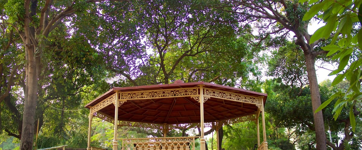 Kamala Nehru Park featuring a park