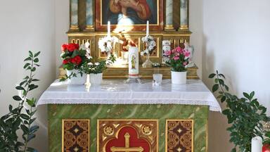 Kapelle in Naichen; neuromanischer Altar der Erbauungszeit (1875) mit Gemälde Mariahilf