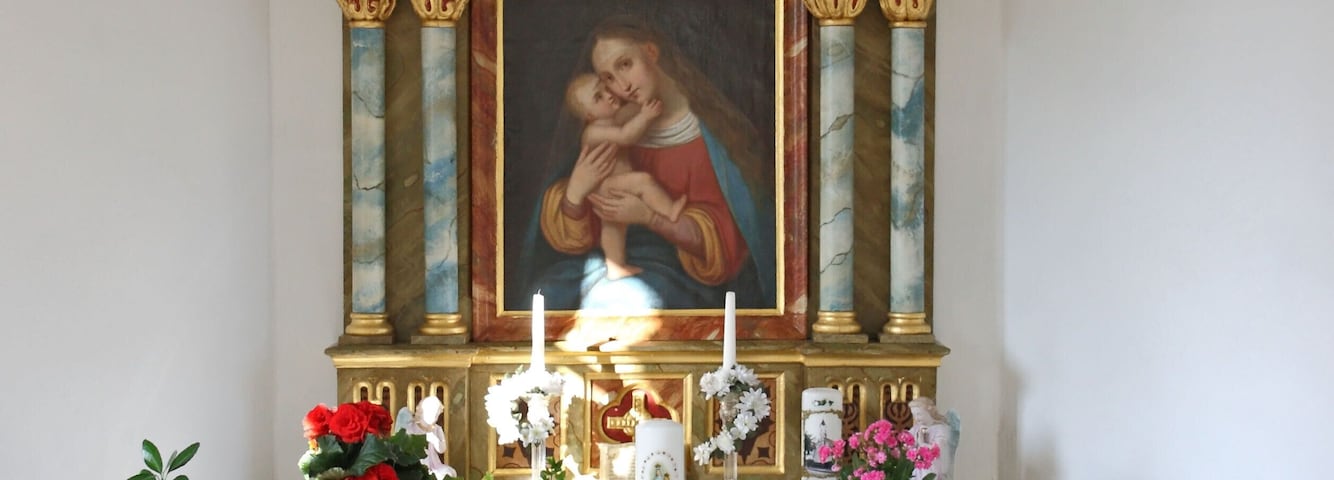 Kapelle in Naichen; neuromanischer Altar der Erbauungszeit (1875) mit Gemälde Mariahilf