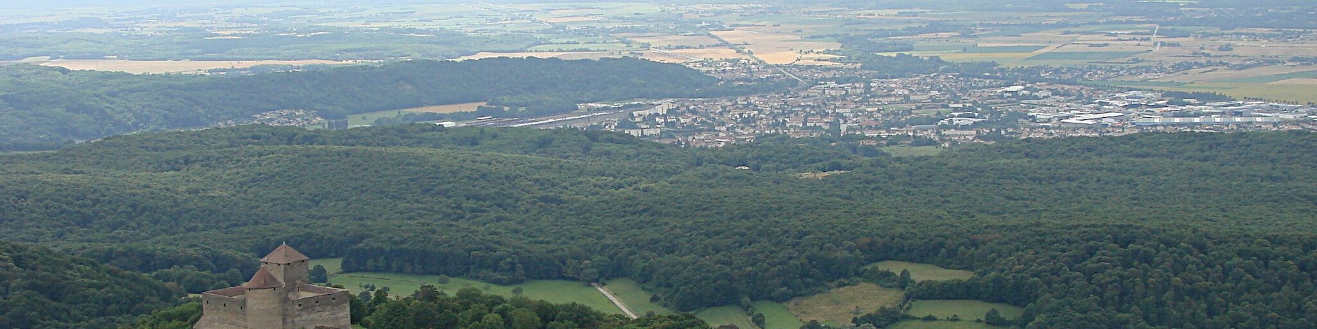 Le Château des Allymes dominant Ambérieu-en-Bugey et la plaine de l'Ain