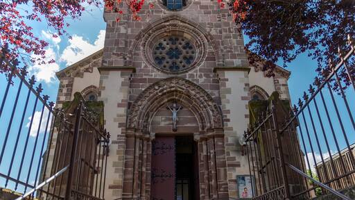 Parvis de l'église de Fontenoy-la-Joute