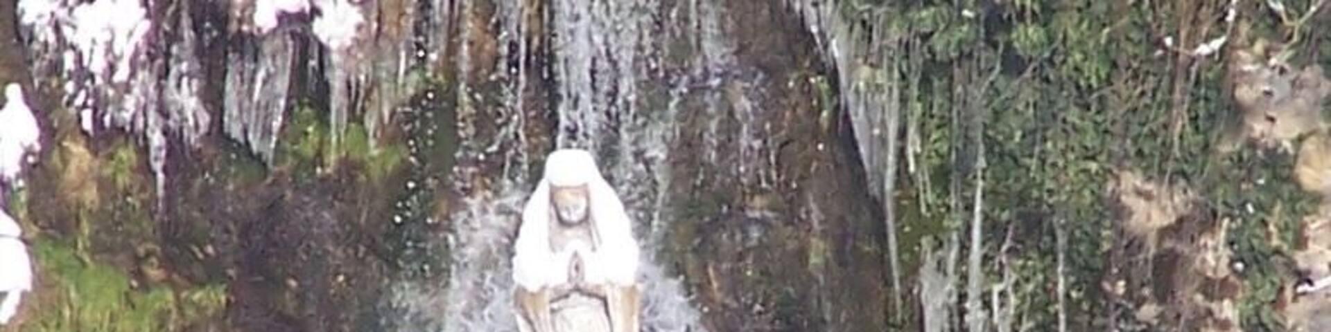 Chartreuse de Sélignac - Vierge au bassin sous la neige