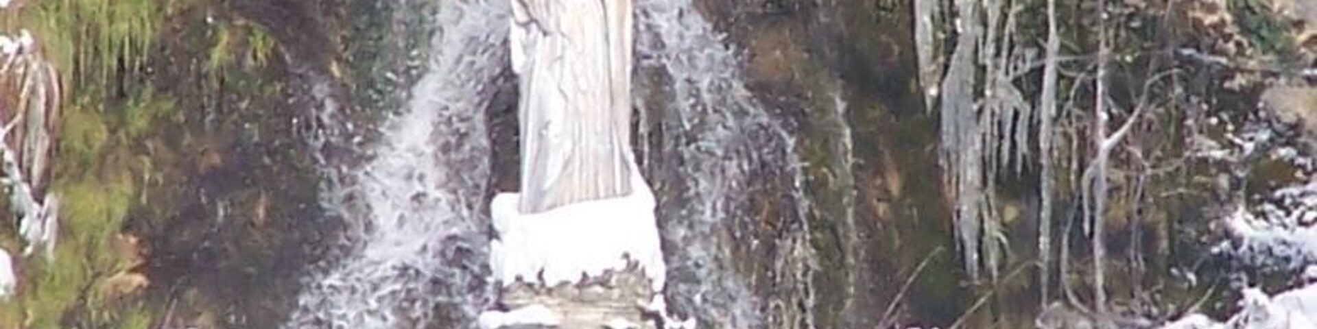 Chartreuse de Sélignac - Vierge au bassin sous la neige