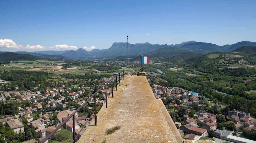Panorama sur la ville de Crest et les montagnes de la Drôme vus du donjon le plus haut de France
