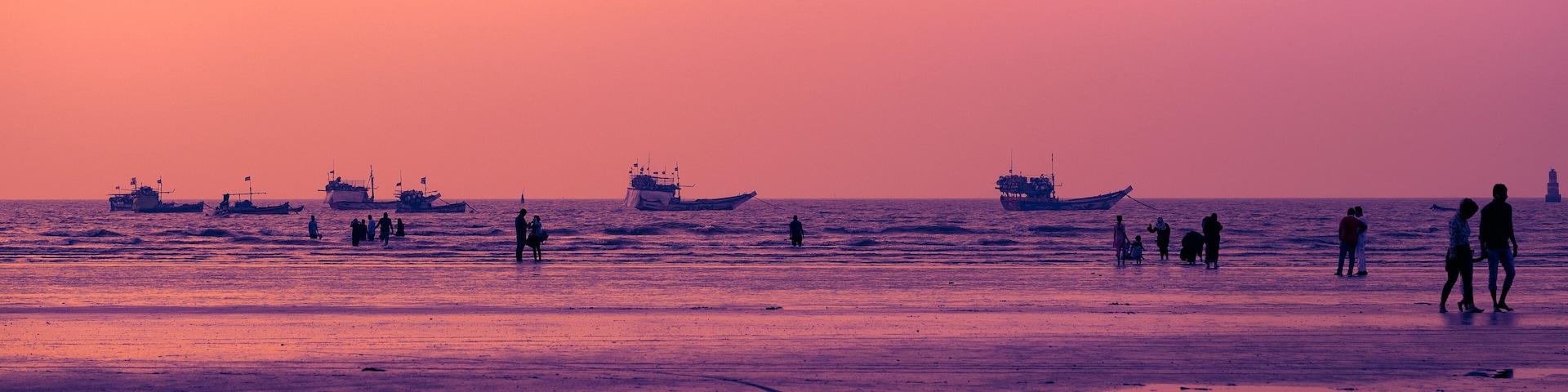 Located 40 km from the southern end of Mumbai, Gorai beach is the essential break you were looking for as it offers serenity for peace lovers.