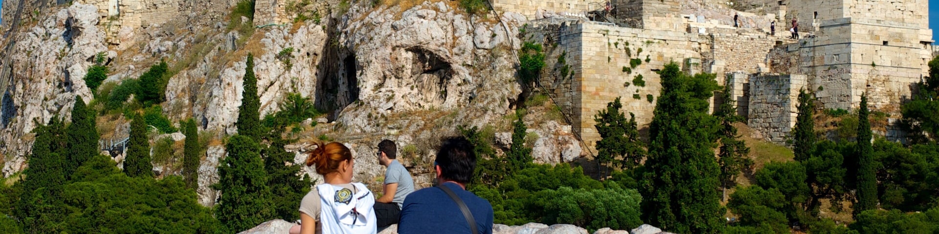 Atenas caracterizando elementos de patrimônio assim como um casal