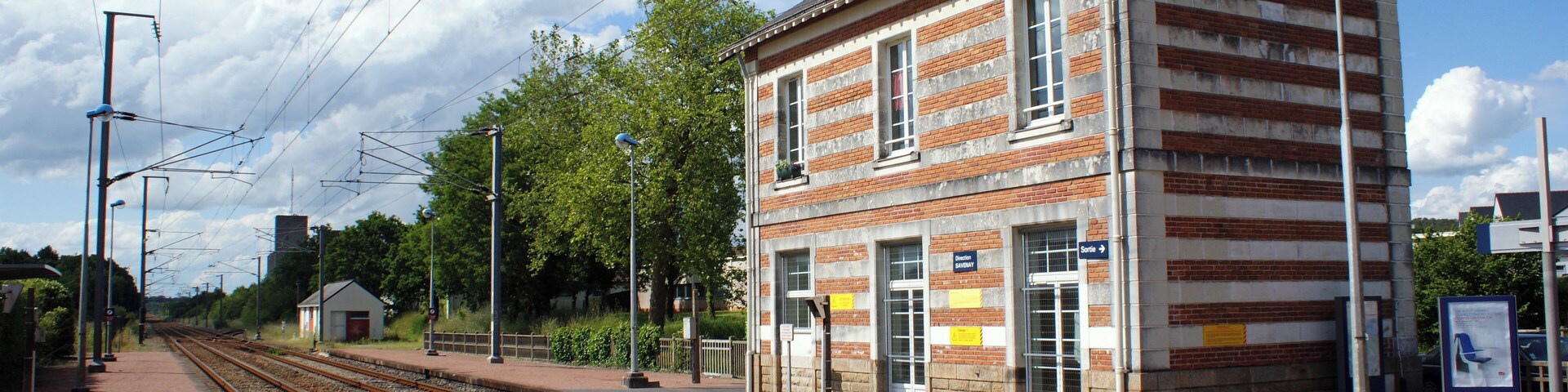 Gare de Saint-Gildas-des-Bois, vue en direction de Redon. À droite l'ancien bâtiment voyageurs d'origine.