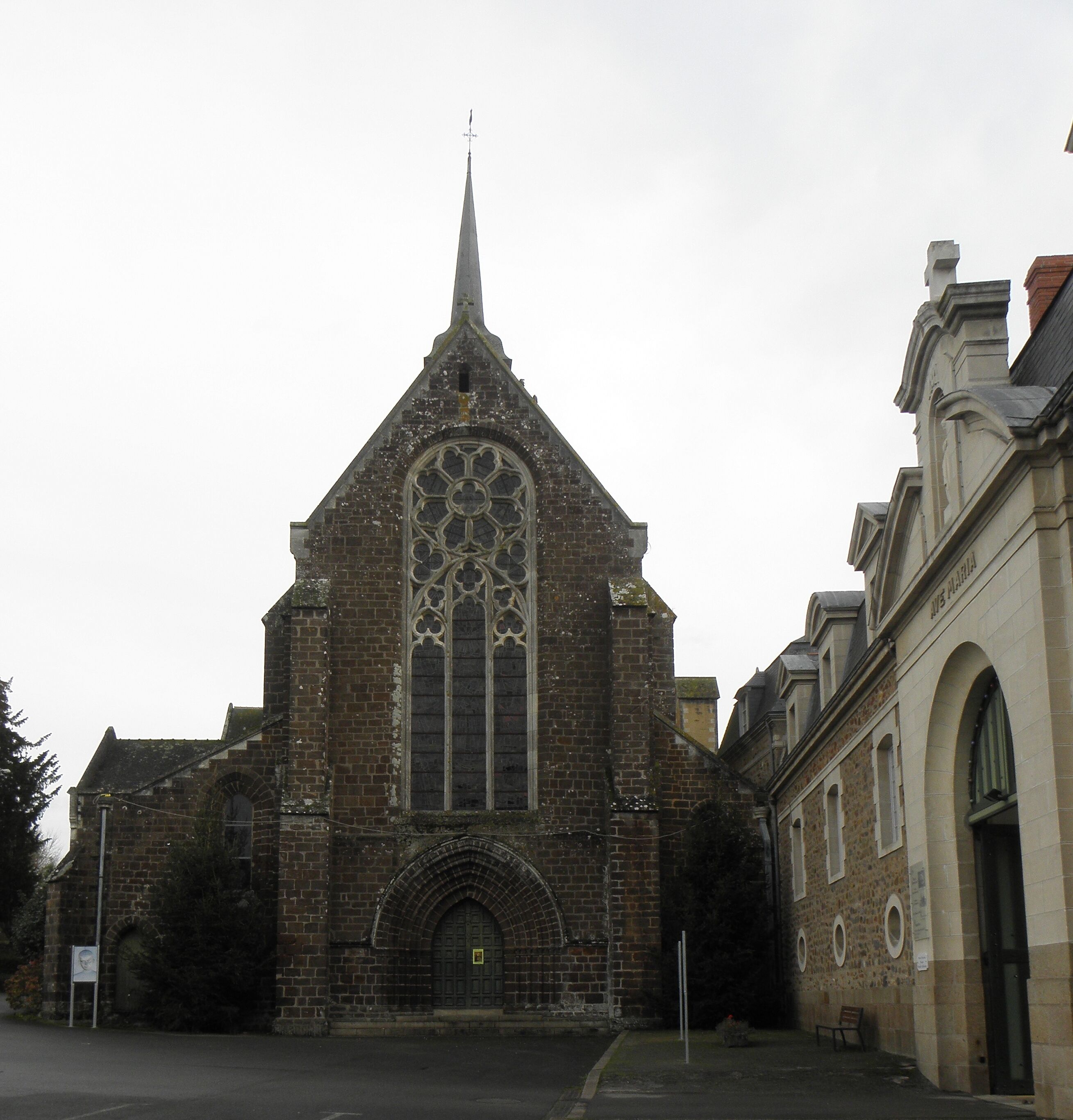 Extérieur de l'abbatiale de Saint-Gildas-des-Bois (44). Façade occidentale.