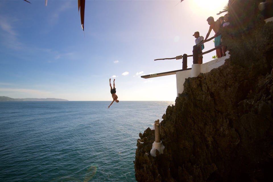 Une personne qui plonge d’une falaise dans l’océan.