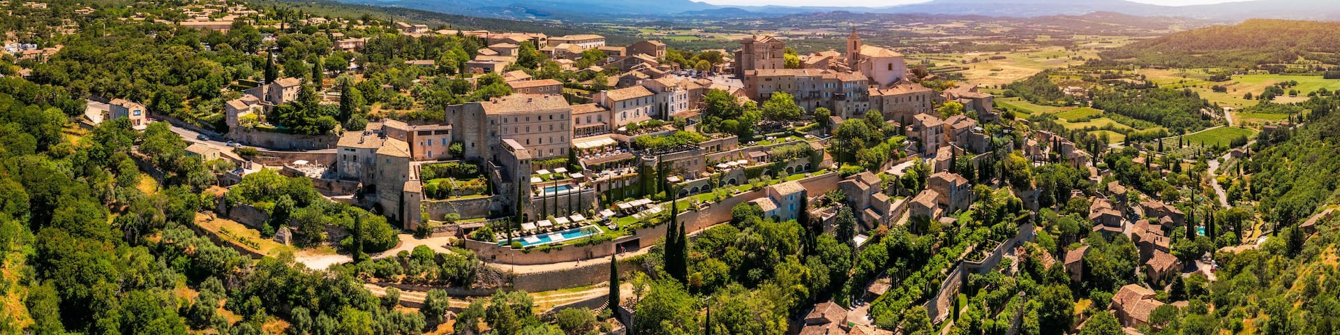 View on Gordes, a small typical town in Provence, France. Discover the stunning hilltop village of Gordes in Provence on a sunny day. Ancient hilltop village of Gordes, Provence, France.