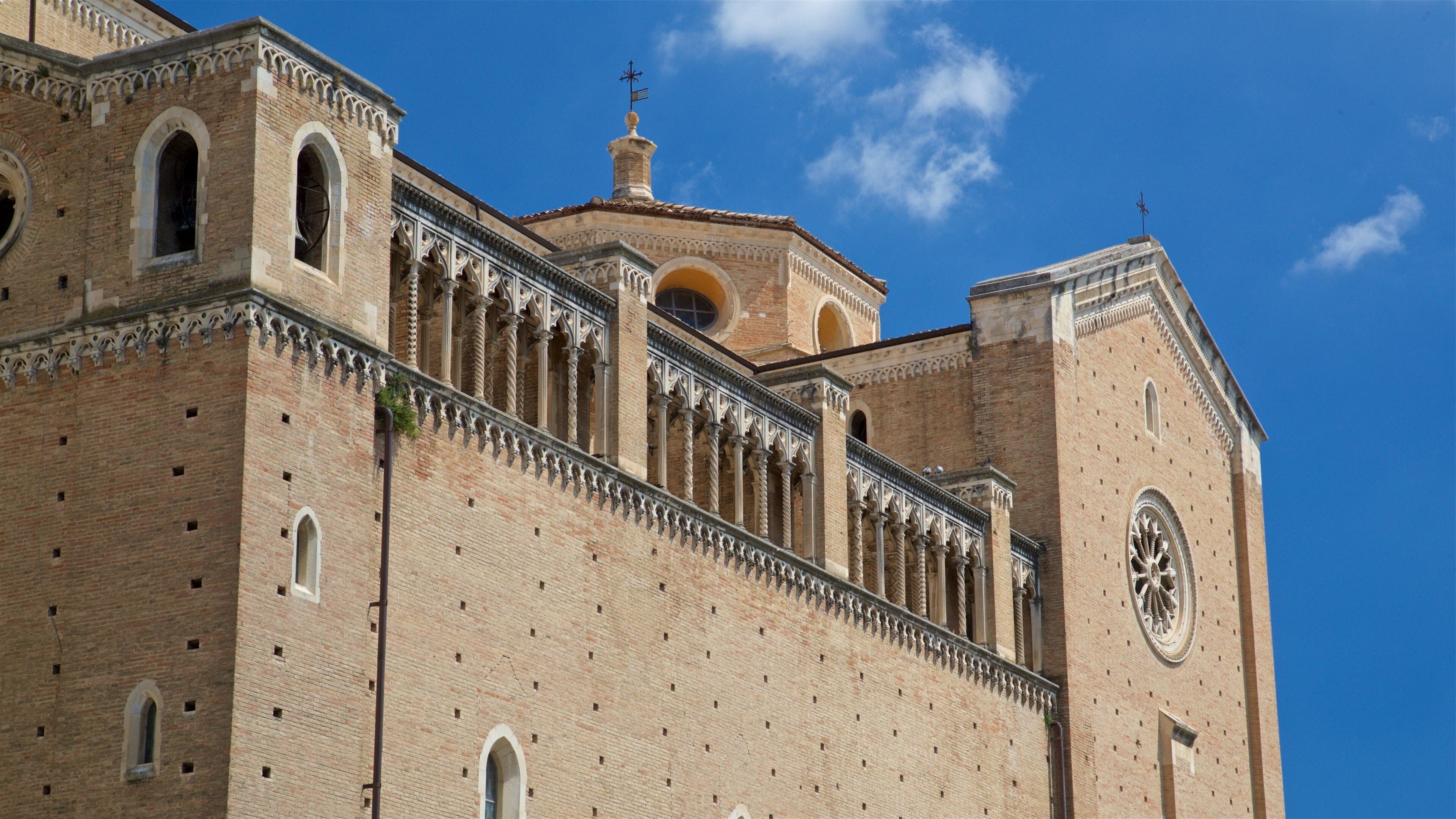 San Giustino-katedralen som viser historiske bygningsværker og en kirke eller en katedral