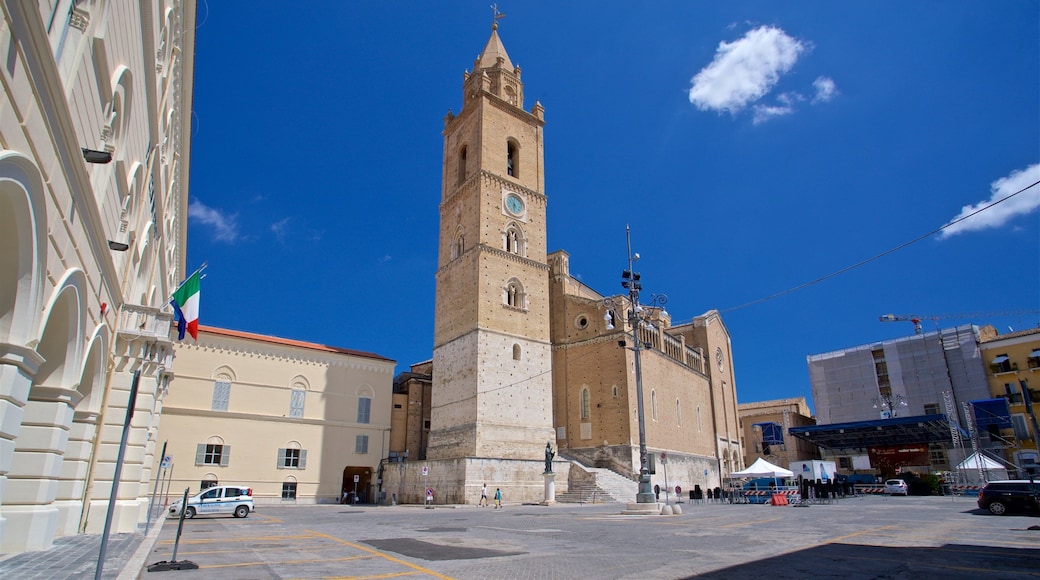 Cattedrale di San Giustino caratteristiche di piazza e architettura d\'epoca