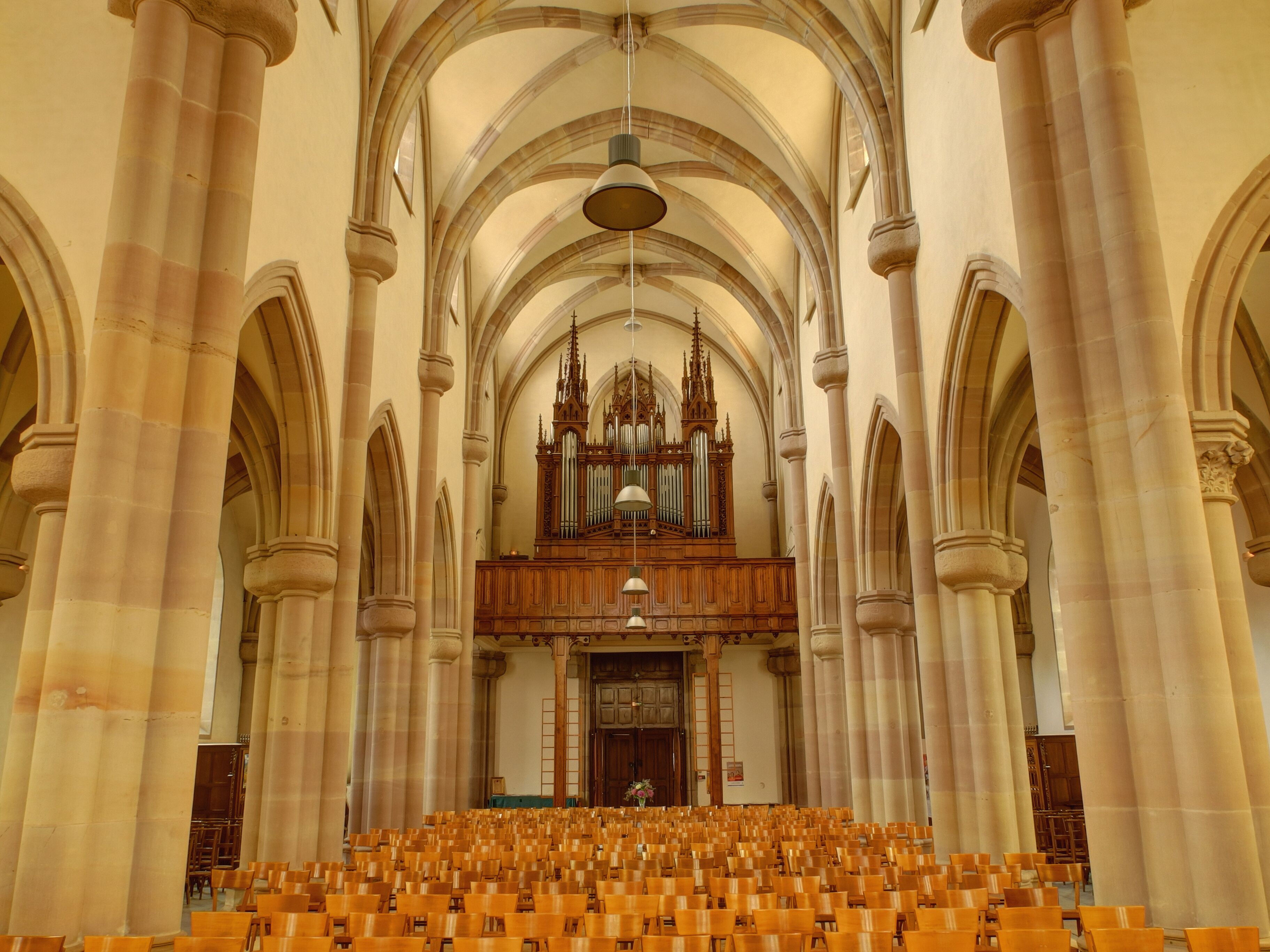 This file was uploaded with Commonist. Église catholique Saint-Christophe de Héricourt (70) : nef (HDR).