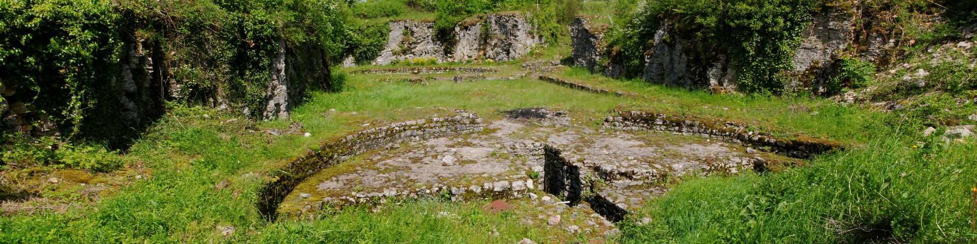 This file was uploaded with Commonist. This photograph was taken with a Nikon D300. Fort du Mont Vaudois : emplacement de 2 tourelles de 155R.