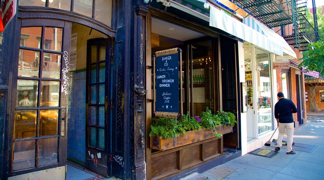 West Village som omfatter skiltning, udsigt over byen og cafélivsstil