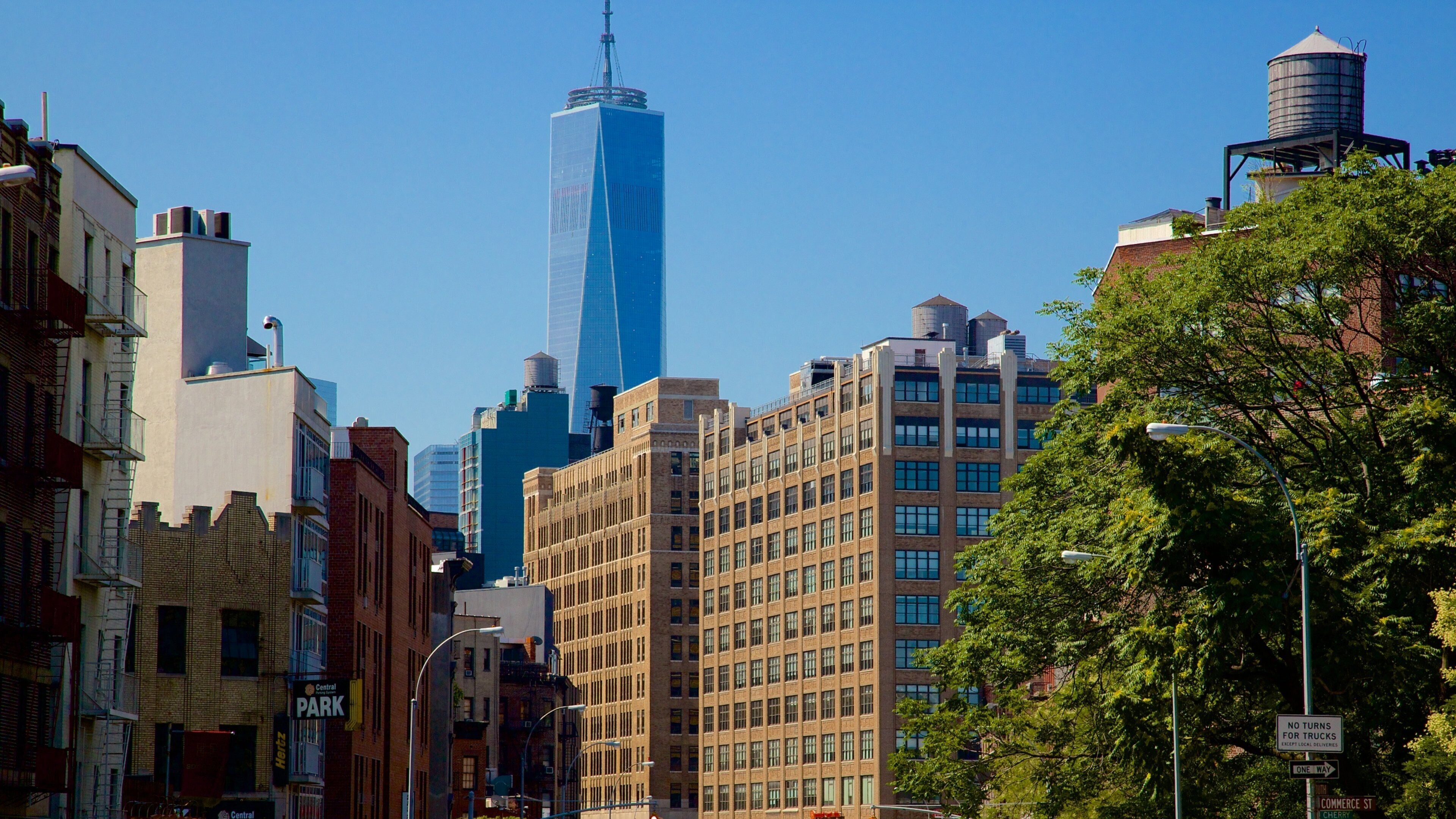 West Village som viser en by og en høj bygning