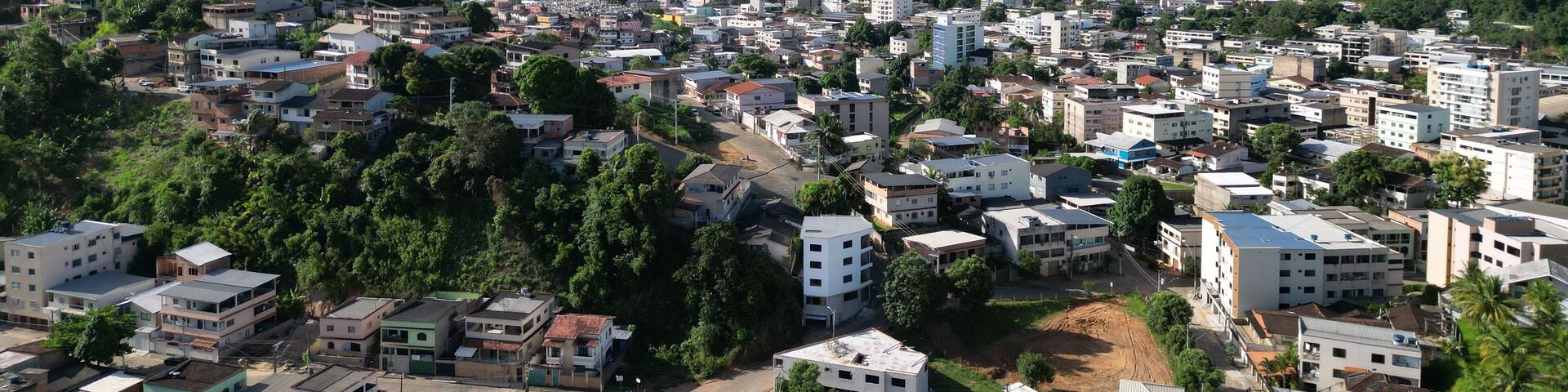 Imagem aérea da cidade de Alfredo chaves e da estrada que dá acesso a cede do município, mostrando a parte comercial e residencial. Interior do Espírito Santo no Brasil.