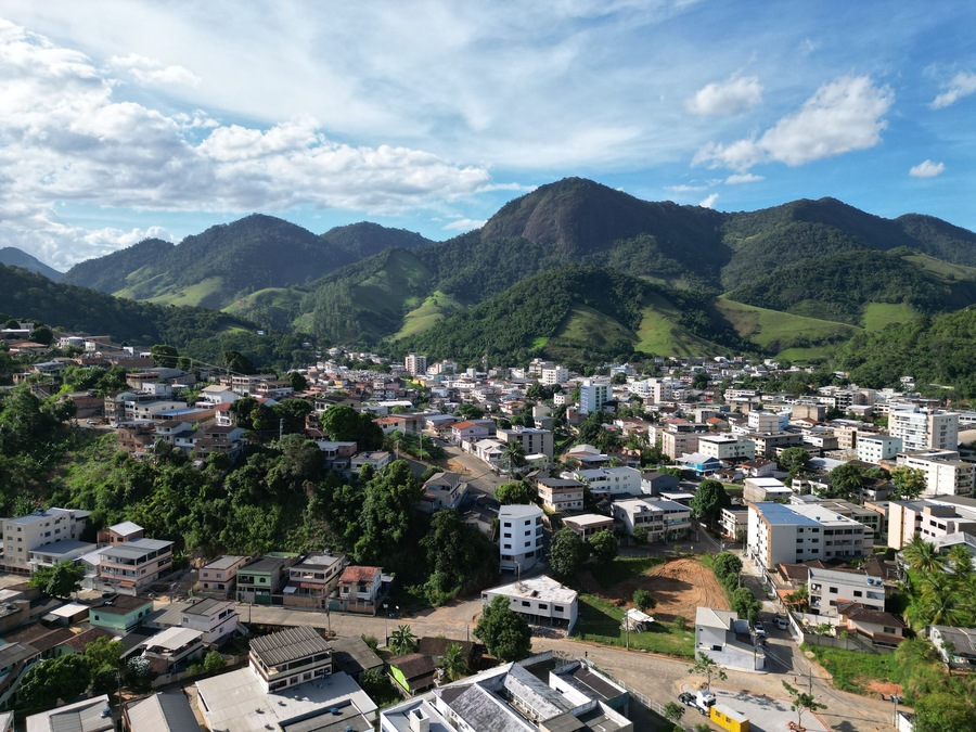 Imagem aérea da cidade de Alfredo chaves e da estrada que dá acesso a cede do município, mostrando a parte comercial e residencial. Interior do Espírito Santo no Brasil.