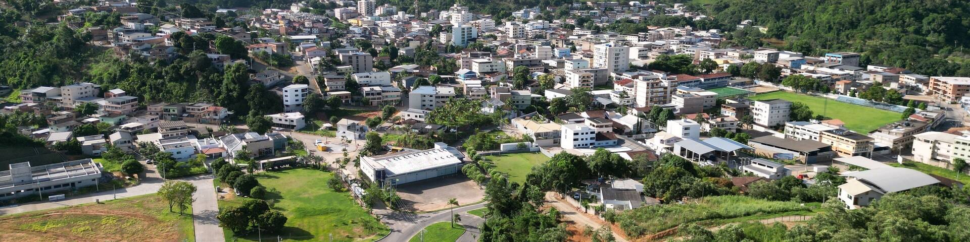 Imagem aérea da cidade de Alfredo chaves e da estrada que dá acesso a cede do município, mostrando a parte comercial e residencial. Interior do Espírito Santo no Brasil.