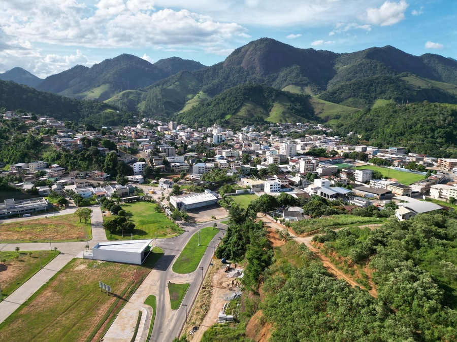 Imagem aérea da cidade de Alfredo chaves e da estrada que dá acesso a cede do município, mostrando a parte comercial e residencial. Interior do Espírito Santo no Brasil.