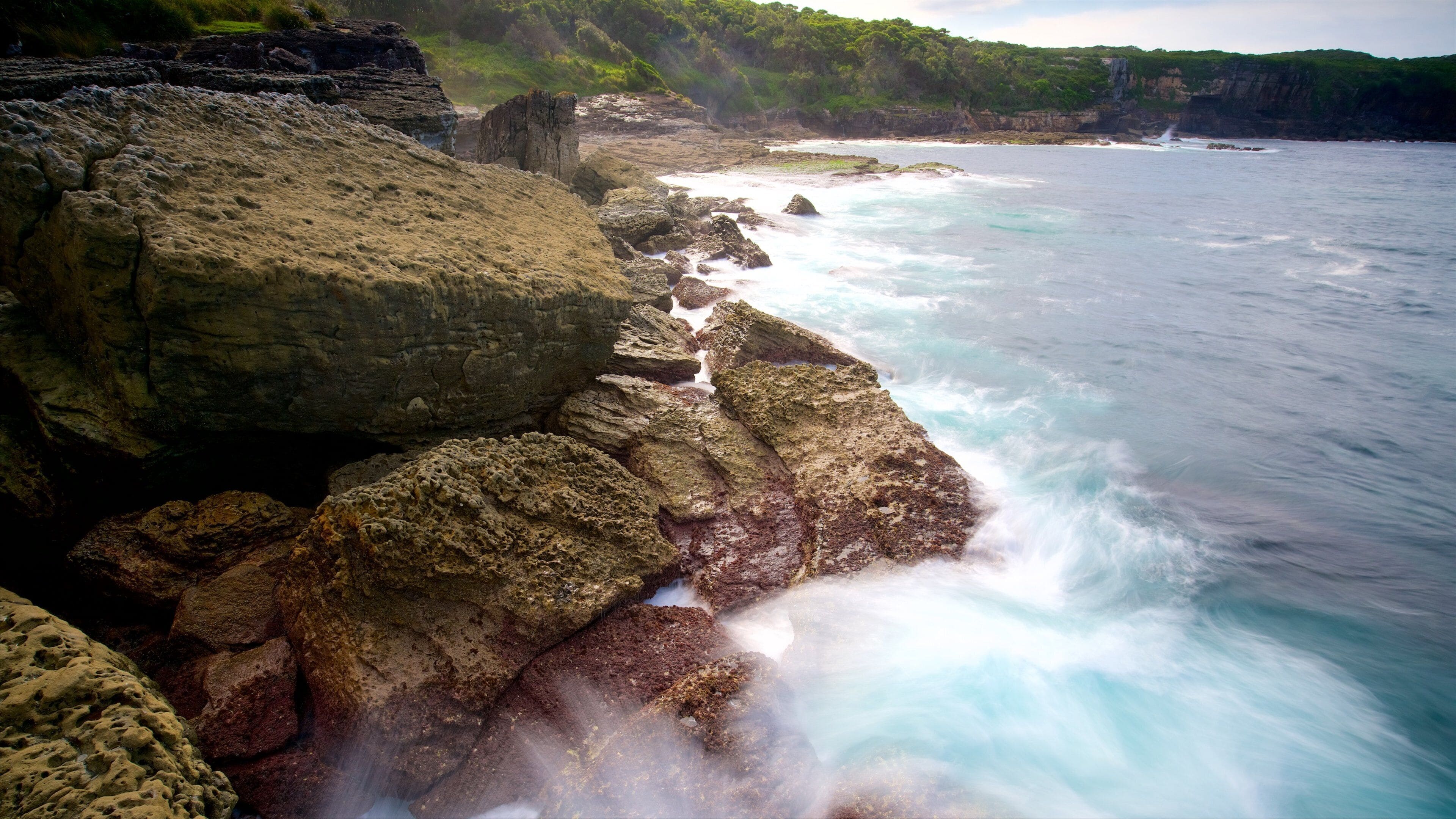 Parque Nacional de Booderee ofreciendo surf y costa escarpada