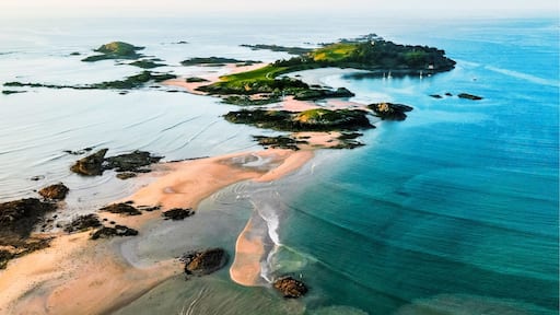 "Enez Bihan" or small island in Breton is quite the definition that is given to the Archipelago Ebihens. The archipelago, a jewel of the Emerald Coast, which extends the peninsula of Saint-Jacut-de-la-Mer, is one of the few private islands of Brittany.
Unless you have a boat, the only way to visit the island is to walk at low tide. Between sandbanks and small threads of water, the ride between the land and the island is already a great adventure.