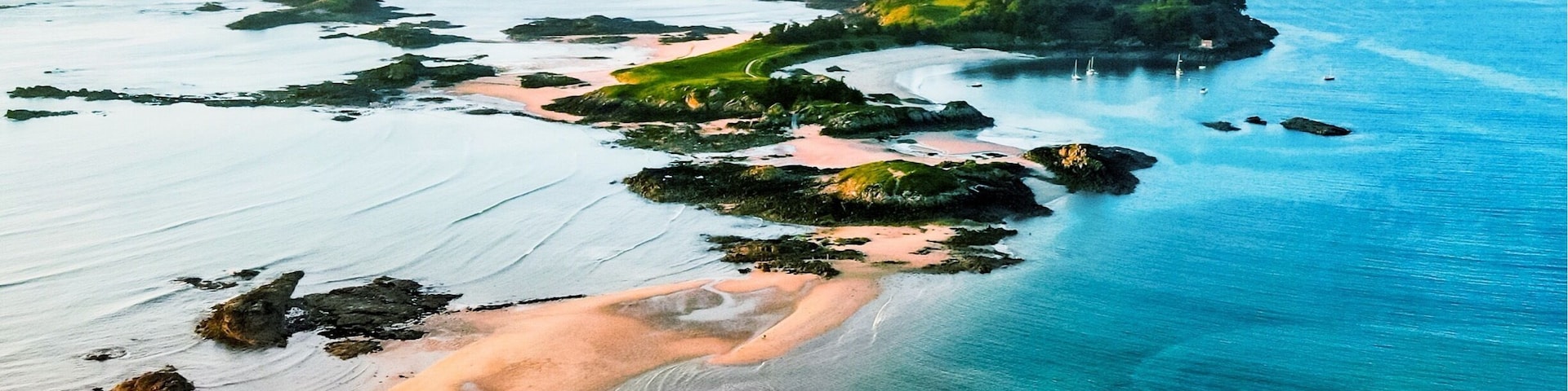 "Enez Bihan" or small island in Breton is quite the definition that is given to the Archipelago Ebihens. The archipelago, a jewel of the Emerald Coast, which extends the peninsula of Saint-Jacut-de-la-Mer, is one of the few private islands of Brittany.
Unless you have a boat, the only way to visit the island is to walk at low tide. Between sandbanks and small threads of water, the ride between the land and the island is already a great adventure.