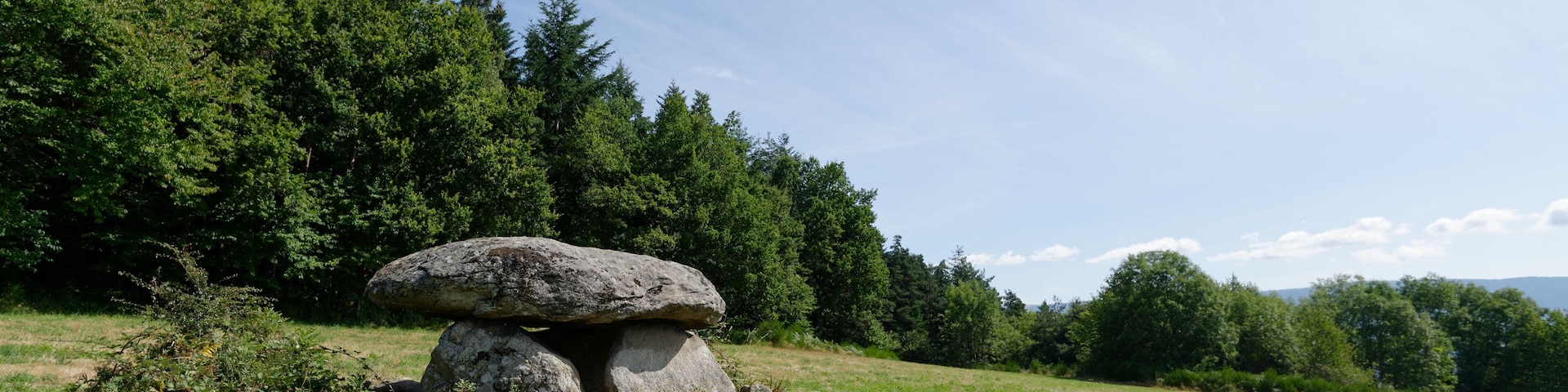 Le dolmen de Boisseyre, dit aussi de la Pierre Couverte, à Ambert (Puy-de-Dôme).