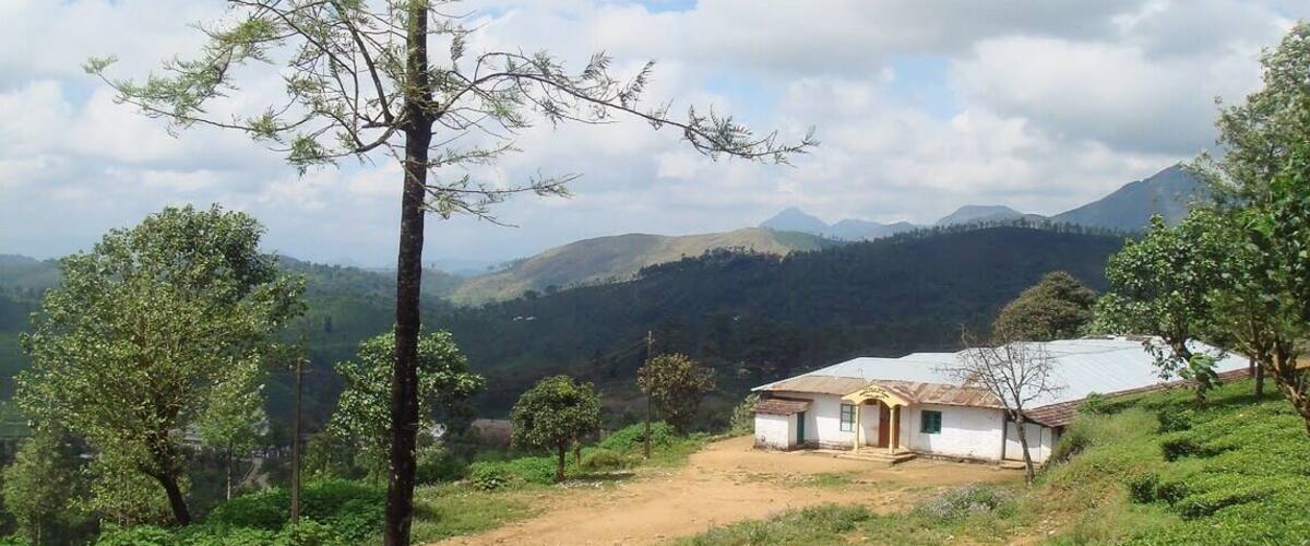 Scenic spot in Valparai with the Annamalai mountain range in the background.
#hiking #BestOf5 #Green