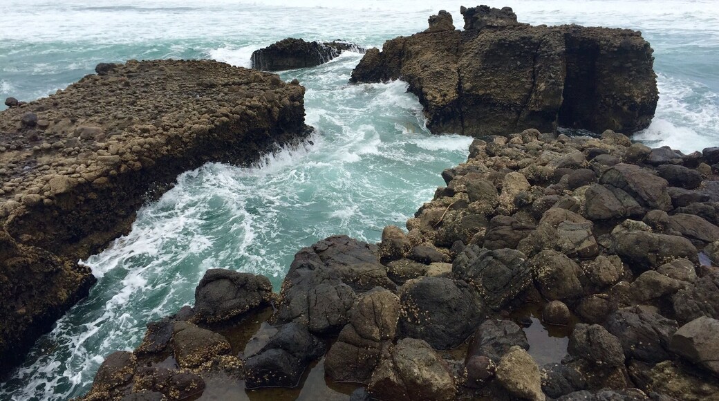 Another beautiful NZ beach! These are fun rocks to climb on in the corner of the beach and the waves make for some good splashed. Just be careful climbing around!! O and Don't miss the waterfall that's only a few min walk away from the parking lot)