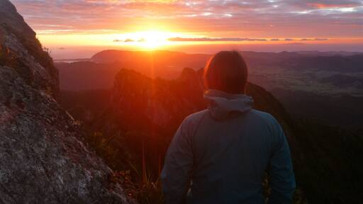 Waking up early to catch the sunrise from the top of the Pinnacles.
A fantastic little hike with a well-equipped hut. I'd highly recommend this hike as a side trip on your New Zealand holiday!
#newzealand #sunrise
