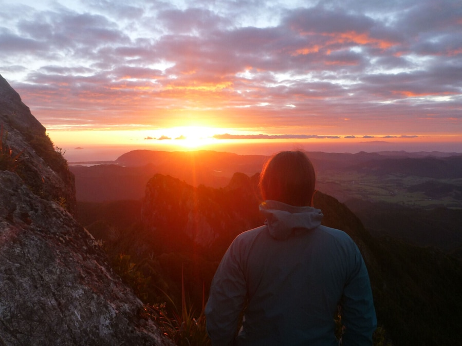 Waking up early to catch the sunrise from the top of the Pinnacles.
A fantastic little hike with a well-equipped hut. I'd highly recommend this hike as a side trip on your New Zealand holiday!
#newzealand #sunrise