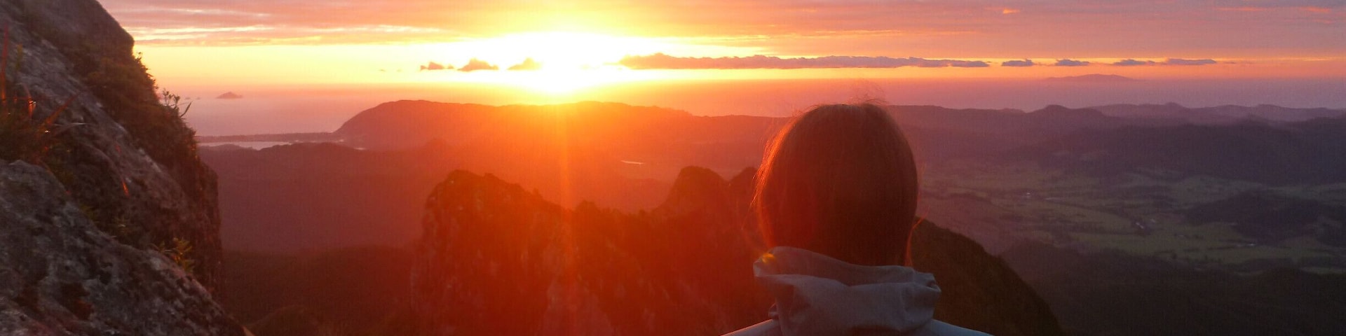 Waking up early to catch the sunrise from the top of the Pinnacles.
A fantastic little hike with a well-equipped hut. I'd highly recommend this hike as a side trip on your New Zealand holiday!
#newzealand #sunrise
