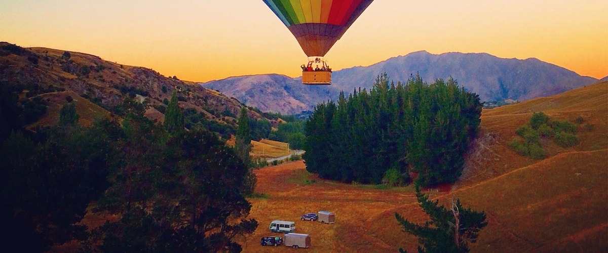 As the sun shows it's face to a Queenstown dawn, there's simply no better way to experience sunrise than from #sunriseballoons as you lift off the ground to meet the skies.
#NewZealand #Queenstown #Adventure #Travel #Ballooning #GoldenHour