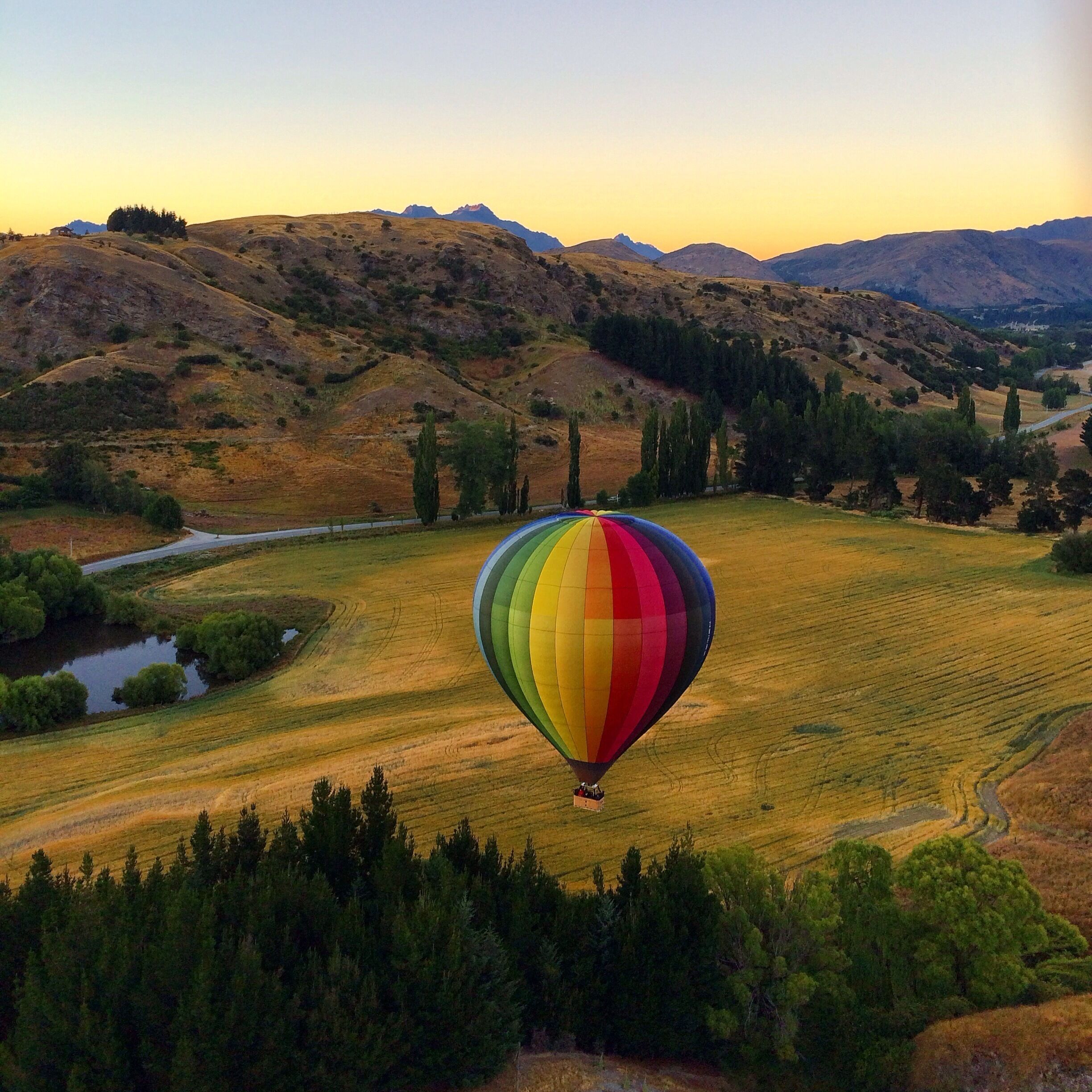 Early mornings in Queenstown don't come much better than lifting off the ground in a Balloon while watching the sun rise from behind the hills.

#BestOf5 #Queenstown #Adventure #NewZealand #Travel #SunriseBalloons #Ballooning #GoldenHour #BalloonsAroundTheWorld