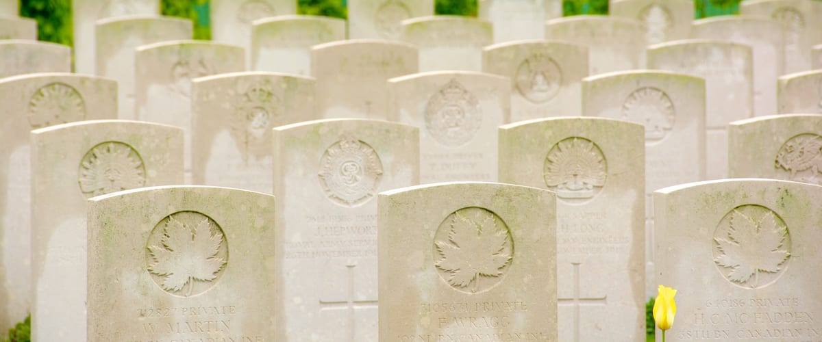 Villers-Bretonneux inclusief een begraafplaats, bewegwijzering en een monument