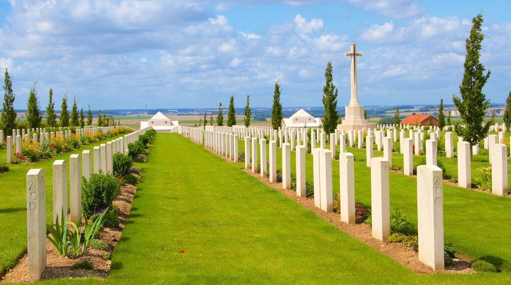 Villers-Bretonneux showing a cemetery