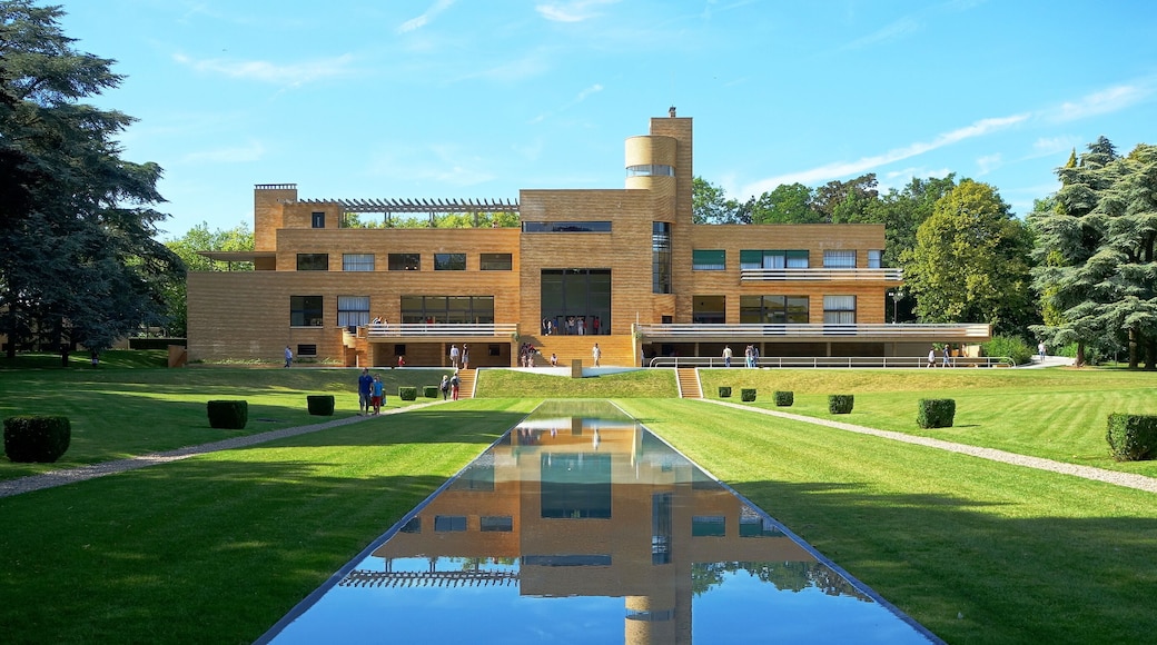This building is indexed in the Base Mérimée, a database of architectural heritage maintained by the French Ministry of Culture, under the reference PA00107443 .