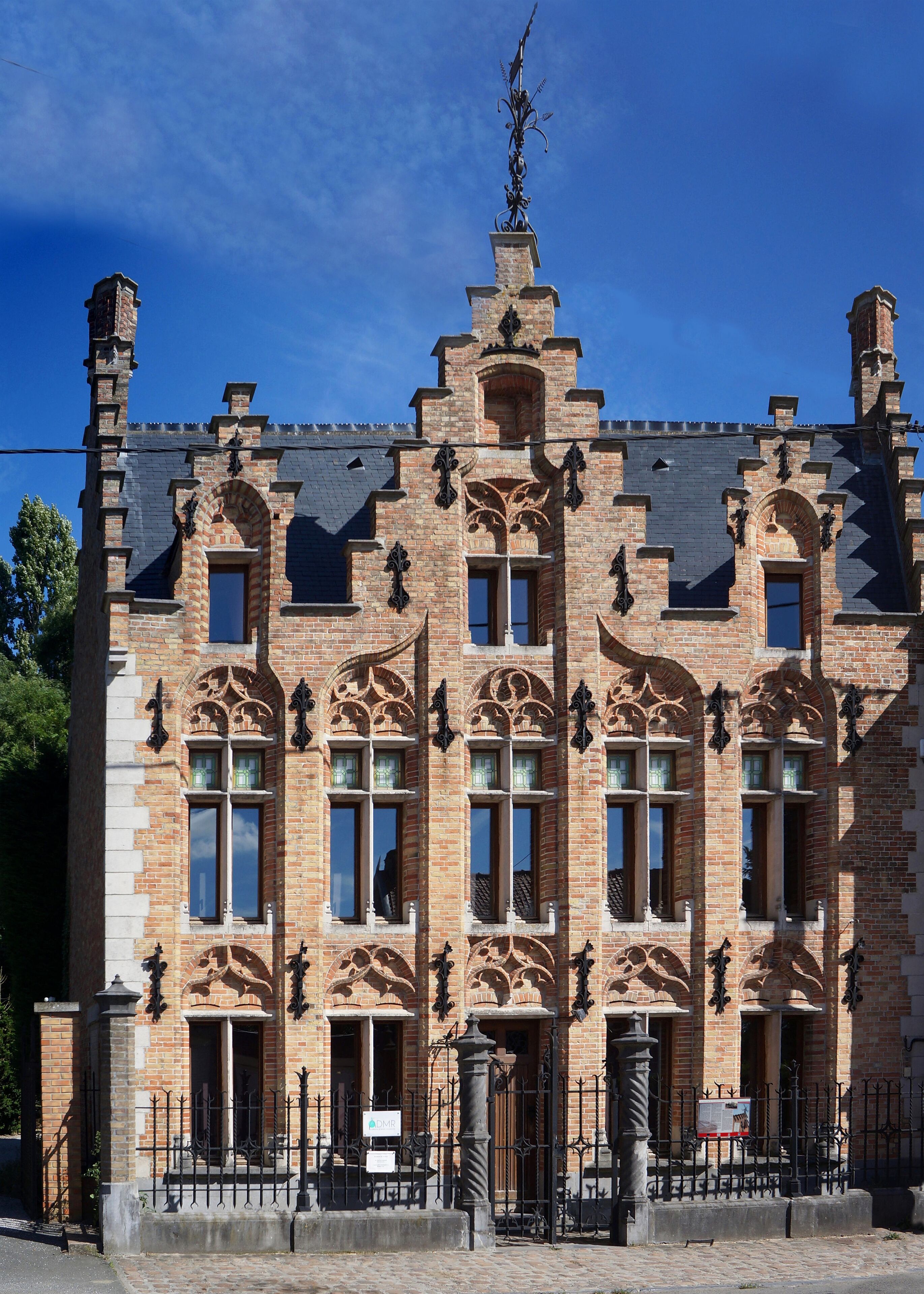 This building is indexed in the Base Mérimée, a database of architectural heritage maintained by the French Ministry of Culture, under the reference PA00107832 .