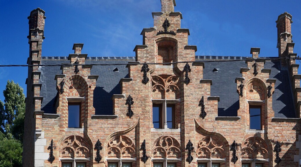 This building is indexed in the Base Mérimée, a database of architectural heritage maintained by the French Ministry of Culture, under the reference PA00107832 .