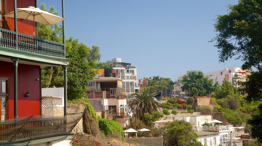 Sukkenes bro som viser liten by eller landsby og by