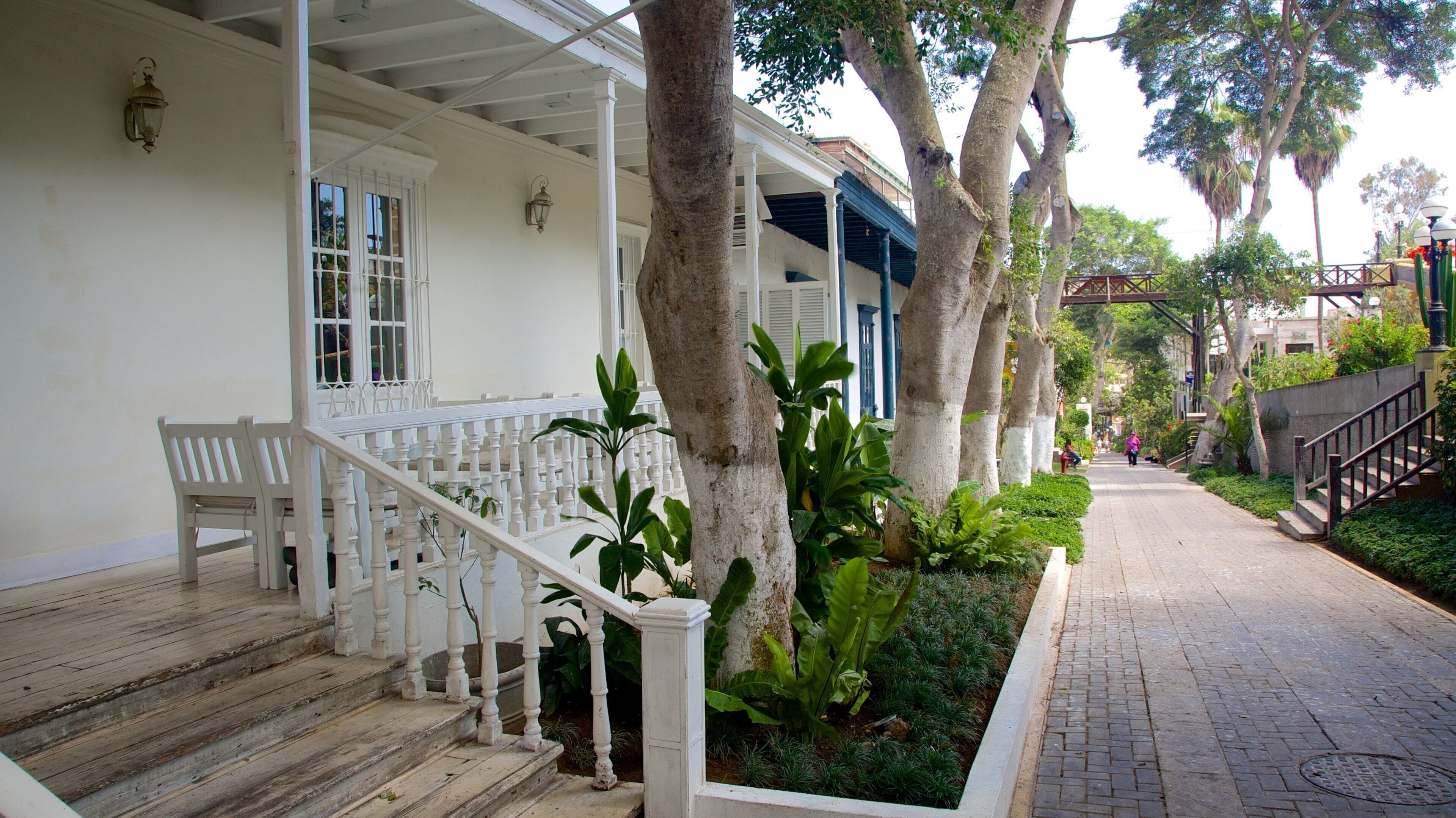 Sukkenes bro fasiliteter samt hus og liten by eller landsby