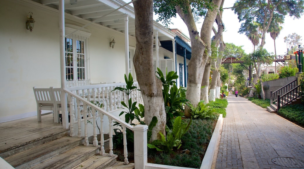 Sukkenes bro fasiliteter samt hus og liten by eller landsby