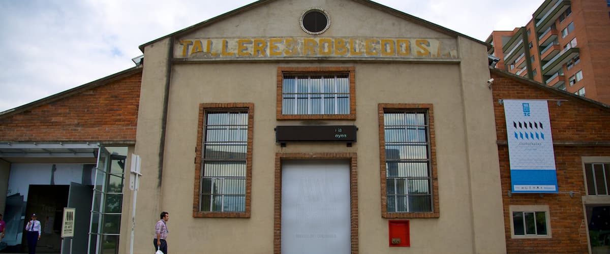 Bảo tàng Nghệ thuật Hiện đại Medellin trong đó bao gồm cảnh đường phố và biển hiệu