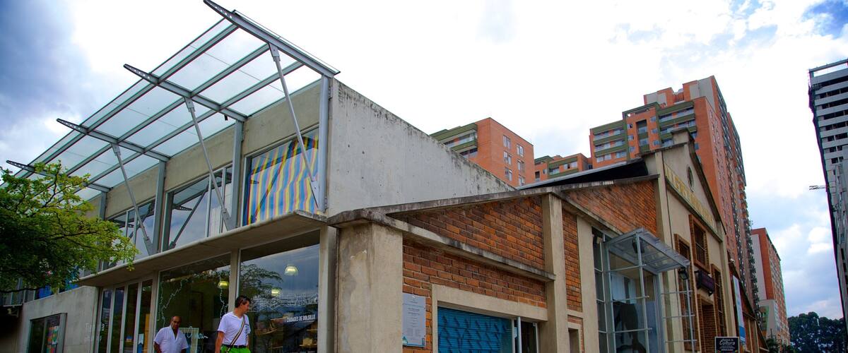 MusĂ©e d\'art moderne de MedellĂn qui includes scĂšnes de rue et patrimoine historique