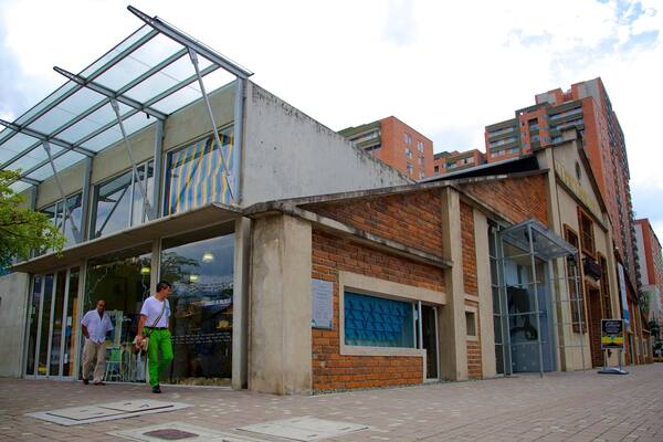 メデジンズ ミュージアム オブ モダン アート どの含み 遺跡・遺産 と ストリート シーン