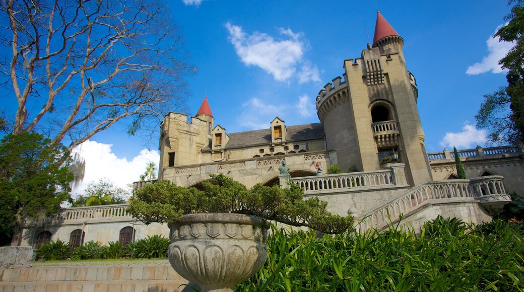 El Castillo Museum which includes heritage architecture and a castle