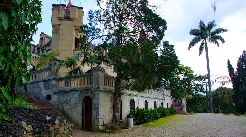 El Castillo-museet fasiliteter samt historisk arkitektur og palass