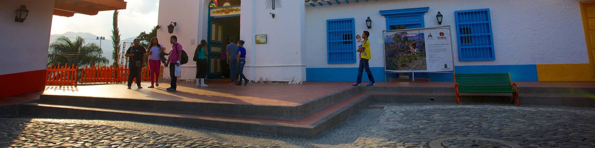 プエブリート ペイザ フィーチャー 宗教的要素 と 教会あるいは大聖堂