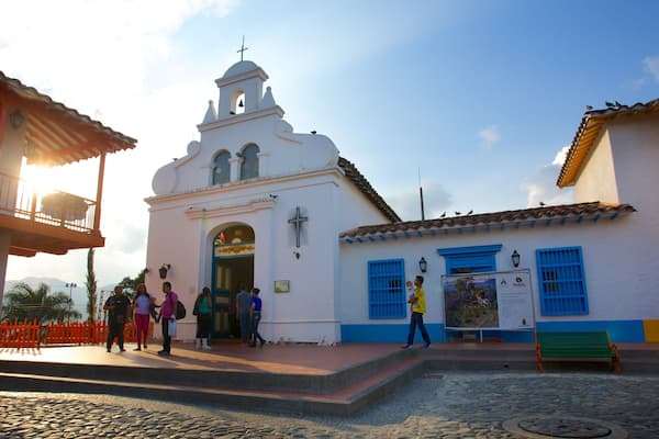 プエブリート ペイザ フィーチャー 宗教的要素 と 教会あるいは大聖堂